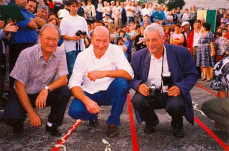 Régis Poinard entouré des maires 1996